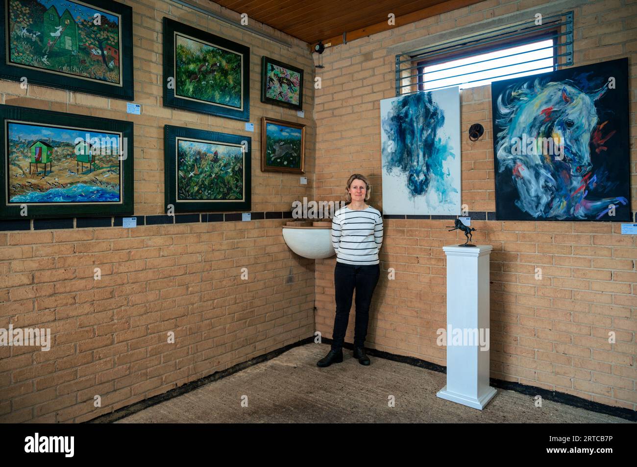 Newmarket, Großbritannien. September 2023. Llka Gansera-Leveque in der Kunst- und Pferderenngalerie in den Stallungen Gansera-Leveque. Die Galerie hat jeden Abend besondere Eröffnungen im Rahmen der National Horse Racing Week vom 9. Bis 17. September. Die Kunstgalerie befindet sich in den Innenhöfen der Ställe, die ihre Liebe zu Kunst und Pferderennen vereinen. Die National Racehorse Week ist ein landesweites jährliches fest des Rennsports und bietet die Möglichkeit, die Liebe, Sorgfalt und Aufmerksamkeit, die bei der Pflege des Rennpferdes zum Tragen kommt, aus erster Hand zu erleben. Quelle: Julian Eales/Alamy Live News Stockfoto