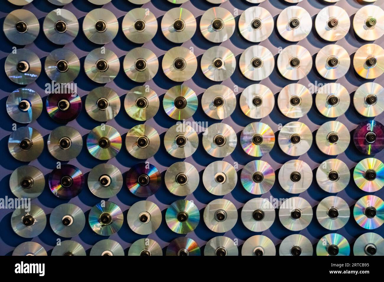 Kompakte Laser-Discs und Musik- und Daten-cds sind veraltete Objekte. Stockfoto