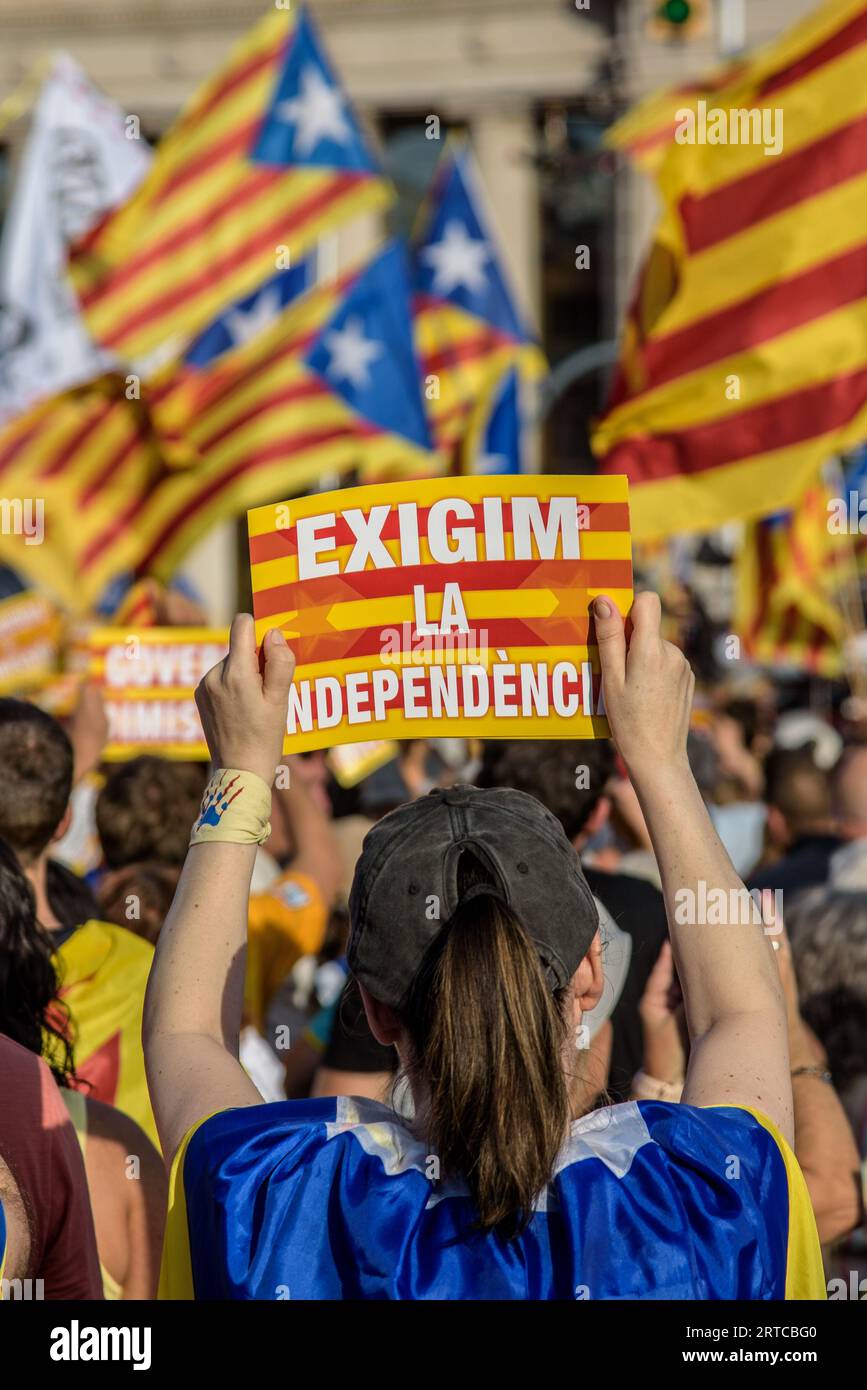 Barcelona, Katalonien, Spanien - 11. September 2023: Independestista hebt ein Zeichen auf, das auf Katalanisch während des National geschrieben steht Stockfoto