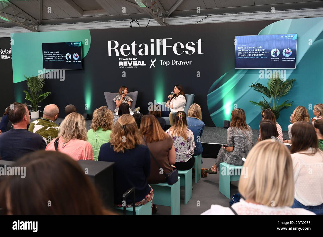 London, Großbritannien. September 2023. RetailFest Workshop, Social Media Expert von Kirsty Raper, Gründerin – Rebuildagram und Emily Jane Johnston, GRÜNDERIN der Top Drawer London 2023 – Design-LED Retail Trade Show zieht Hunderte von Besuchern an. Die neuesten Designer-Haushaltsgegenstände, Spielzeug, Karten, Mode und Schmuck werden an Hunderten von Ständen in London Olympia ausgestellt. Kredit: Siehe Li/Picture Capital/Alamy Live News Stockfoto