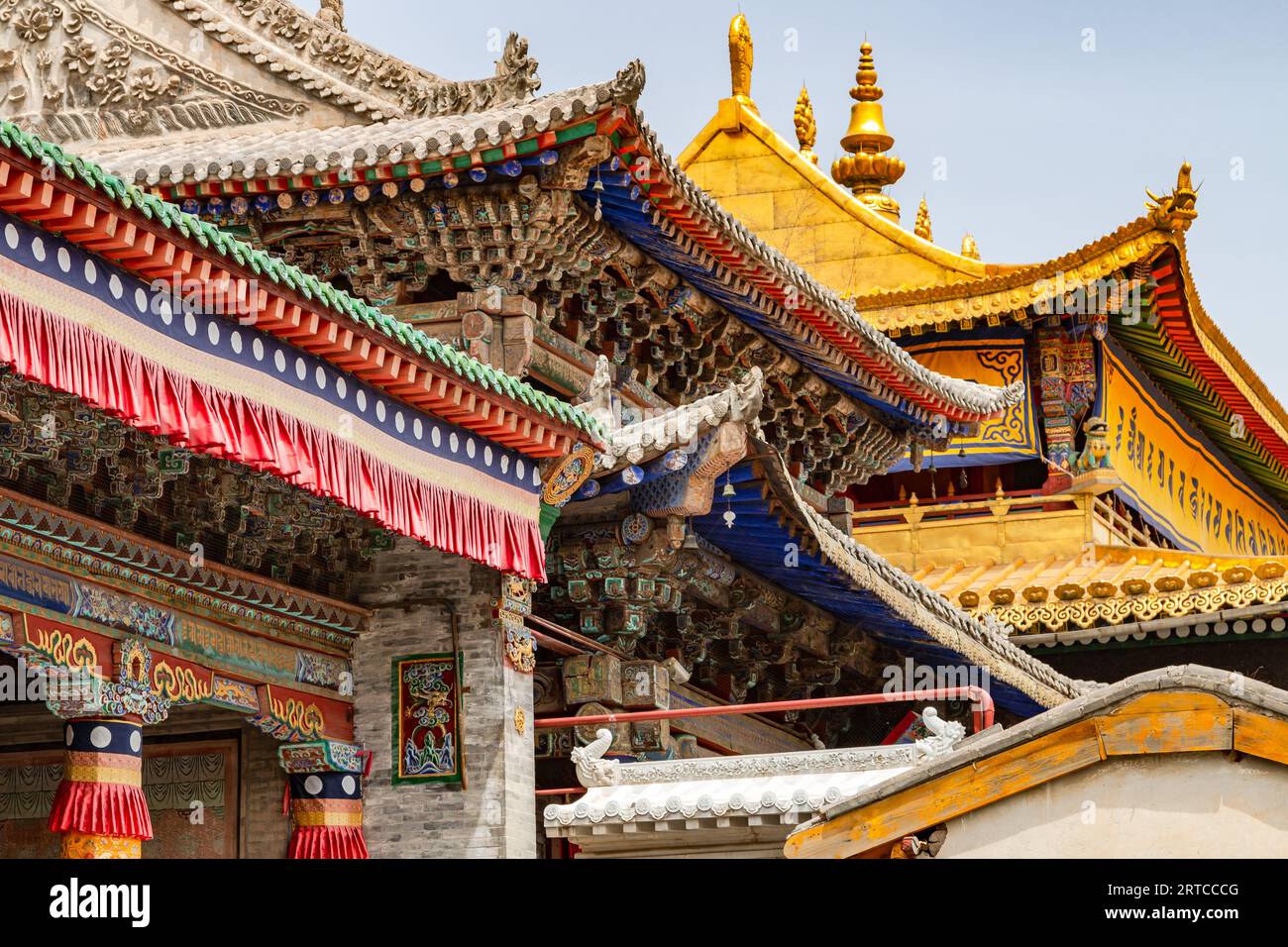 Ornamente und Figuren auf dem Dach und der Fassade des tibetischen Klosters Kumbum Champa Ling, Xining, China Stockfoto