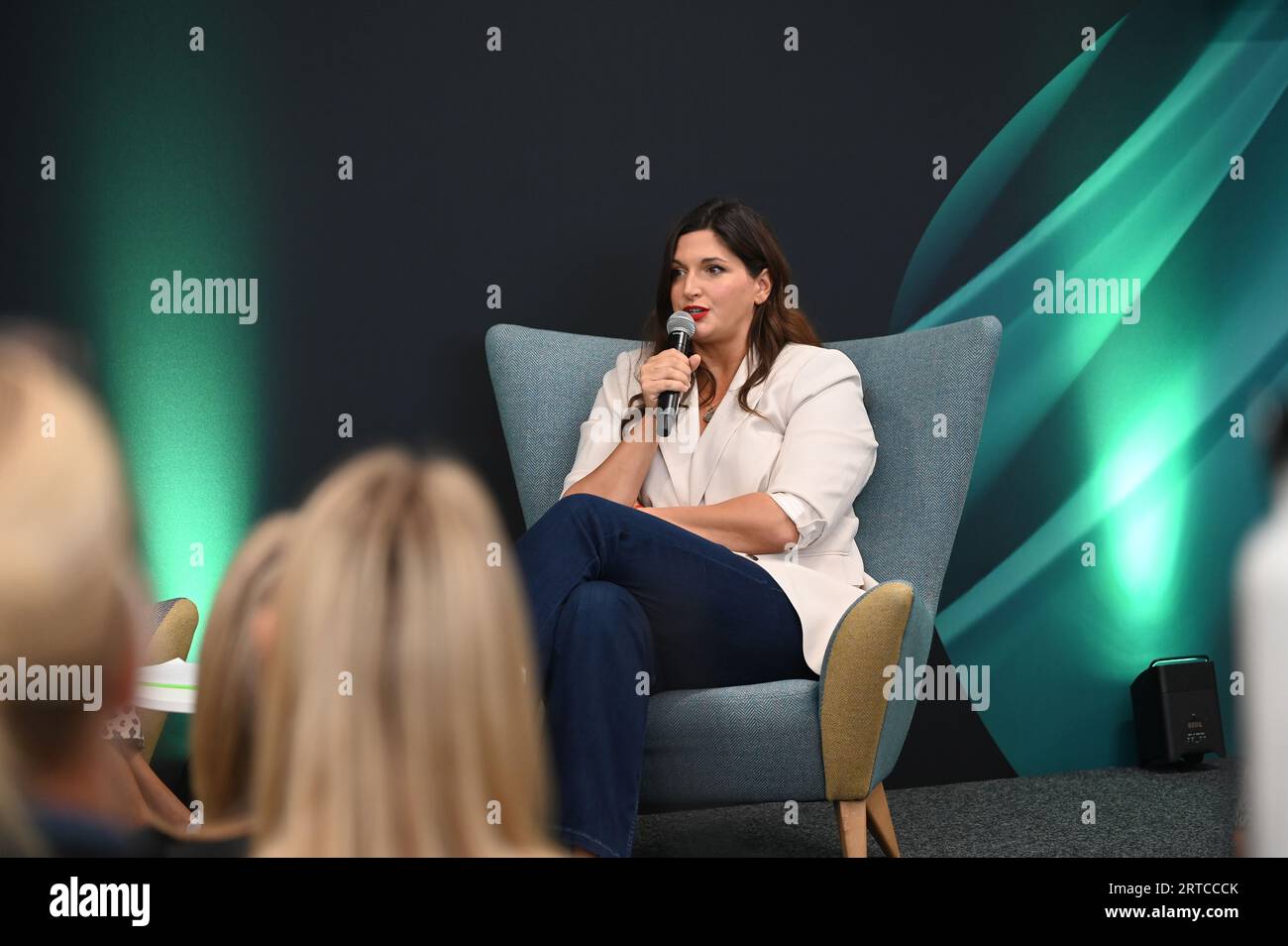 London, Großbritannien. September 2023. RetailFest Workshop, Social Media Expert von Kirsty Raper, Gründerin – Rebuildagram und Emily Jane Johnston, GRÜNDERIN der Top Drawer London 2023 – Design-LED Retail Trade Show zieht Hunderte von Besuchern an. Die neuesten Designer-Haushaltsgegenstände, Spielzeug, Karten, Mode und Schmuck werden an Hunderten von Ständen in London Olympia ausgestellt. Kredit: Siehe Li/Picture Capital/Alamy Live News Stockfoto