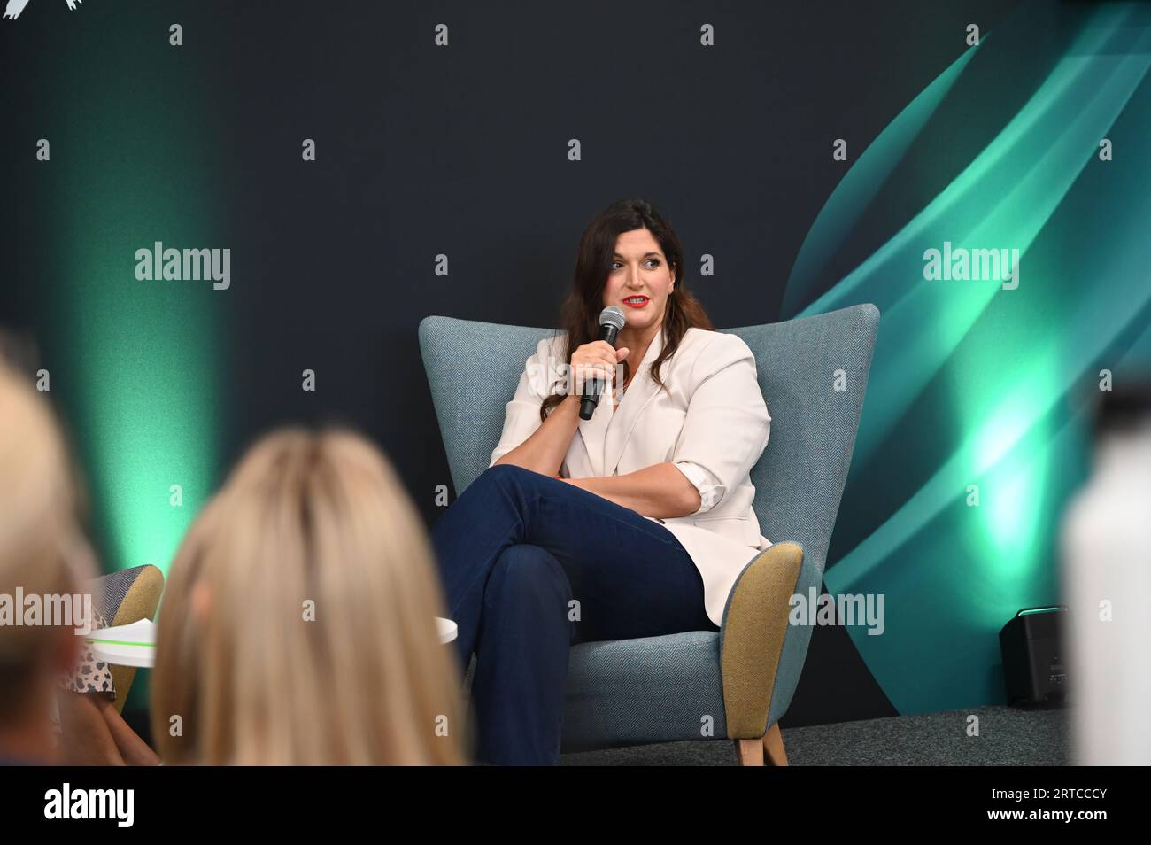 London, Großbritannien. September 2023. RetailFest Workshop, Social Media Expert von Kirsty Raper, Gründerin – Rebuildagram und Emily Jane Johnston, GRÜNDERIN der Top Drawer London 2023 – Design-LED Retail Trade Show zieht Hunderte von Besuchern an. Die neuesten Designer-Haushaltsgegenstände, Spielzeug, Karten, Mode und Schmuck werden an Hunderten von Ständen in London Olympia ausgestellt. Kredit: Siehe Li/Picture Capital/Alamy Live News Stockfoto