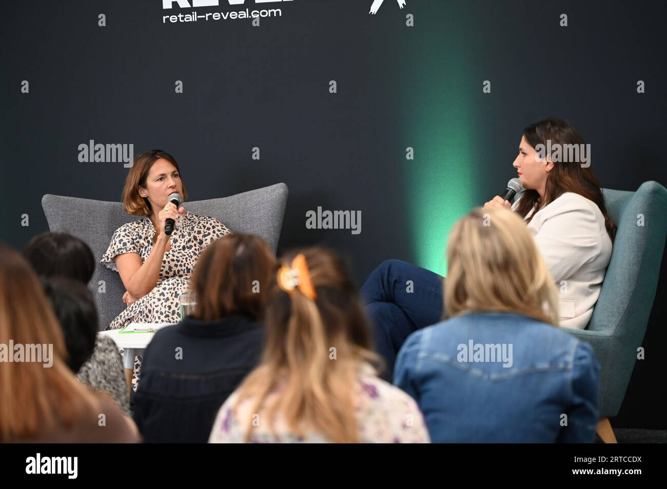 London, Großbritannien. September 2023. RetailFest Workshop, Social Media Expert von Kirsty Raper, Gründerin – Rebuildagram und Emily Jane Johnston, GRÜNDERIN der Top Drawer London 2023 – Design-LED Retail Trade Show zieht Hunderte von Besuchern an. Die neuesten Designer-Haushaltsgegenstände, Spielzeug, Karten, Mode und Schmuck werden an Hunderten von Ständen in London Olympia ausgestellt. Kredit: Siehe Li/Picture Capital/Alamy Live News Stockfoto