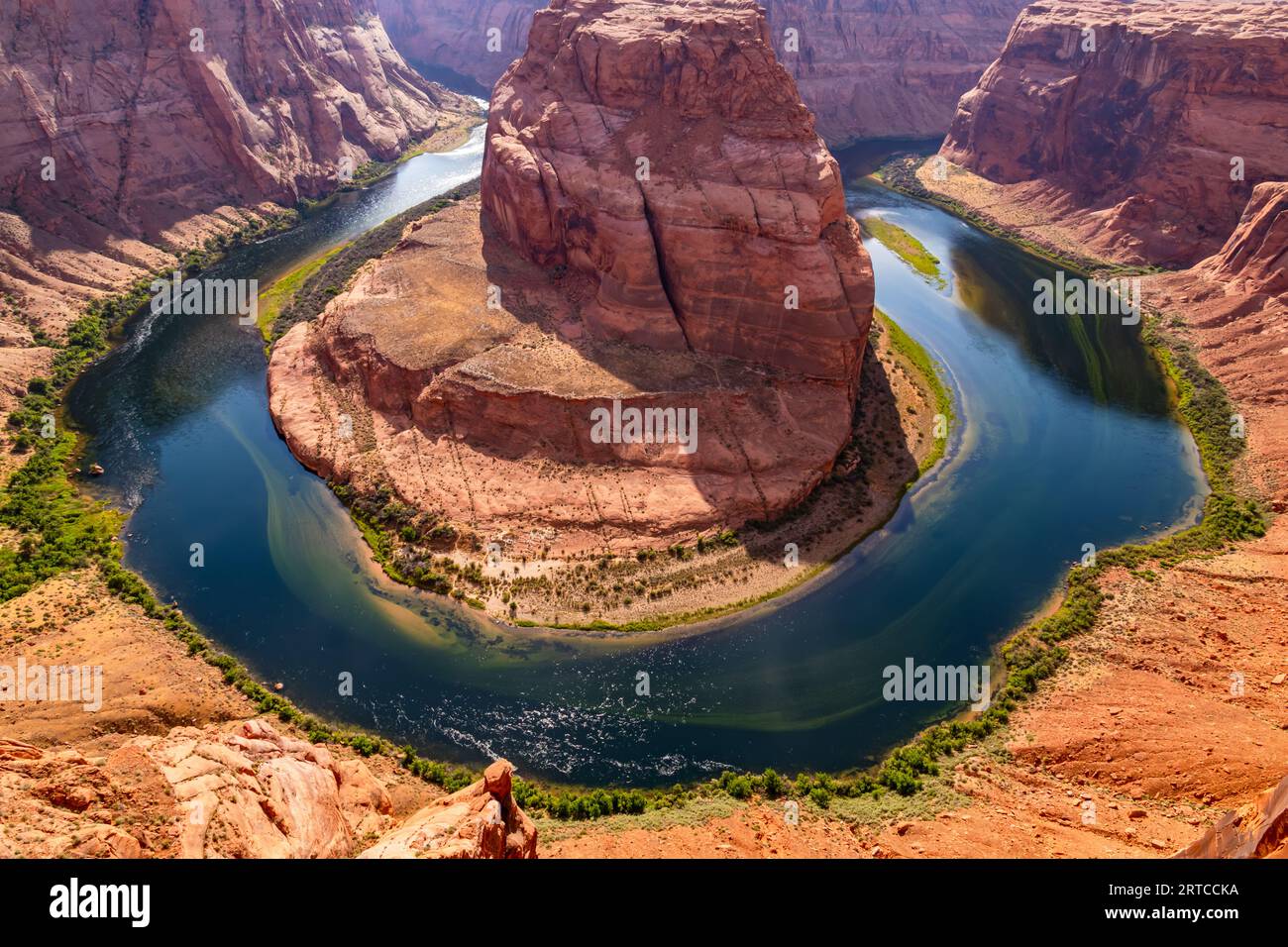 Farbenfroher Blick auf den Horseshoe Bent Mäander auf dem blauen Colorado River bei Sonnenuntergang gegen das Licht, Page, Arizona, USA Stockfoto