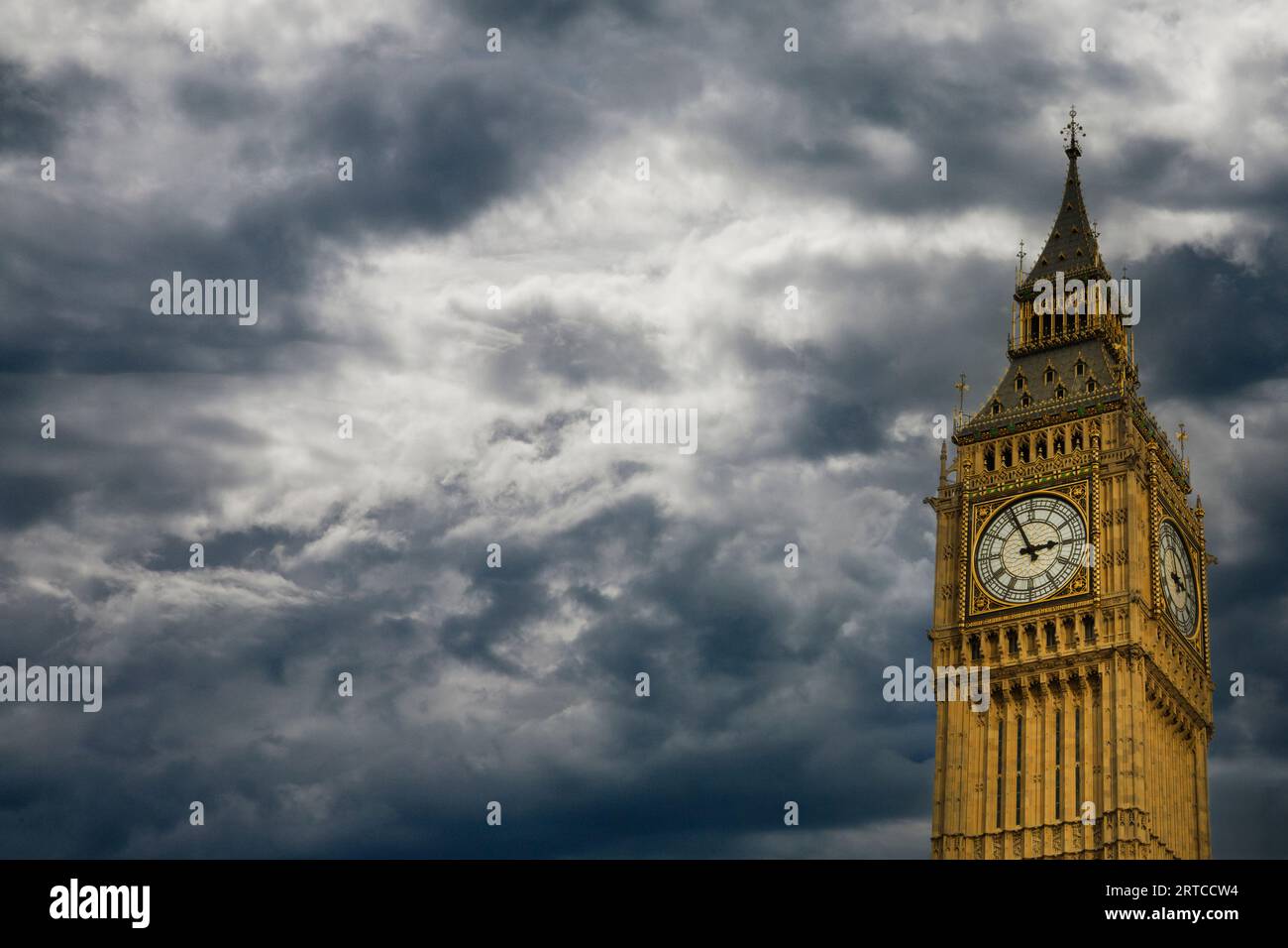 Big Ben auf einem Hintergrund aus Sturmwolken. Konzepte von Ärger voraus, stürmische Zeiten für London. Stockfoto