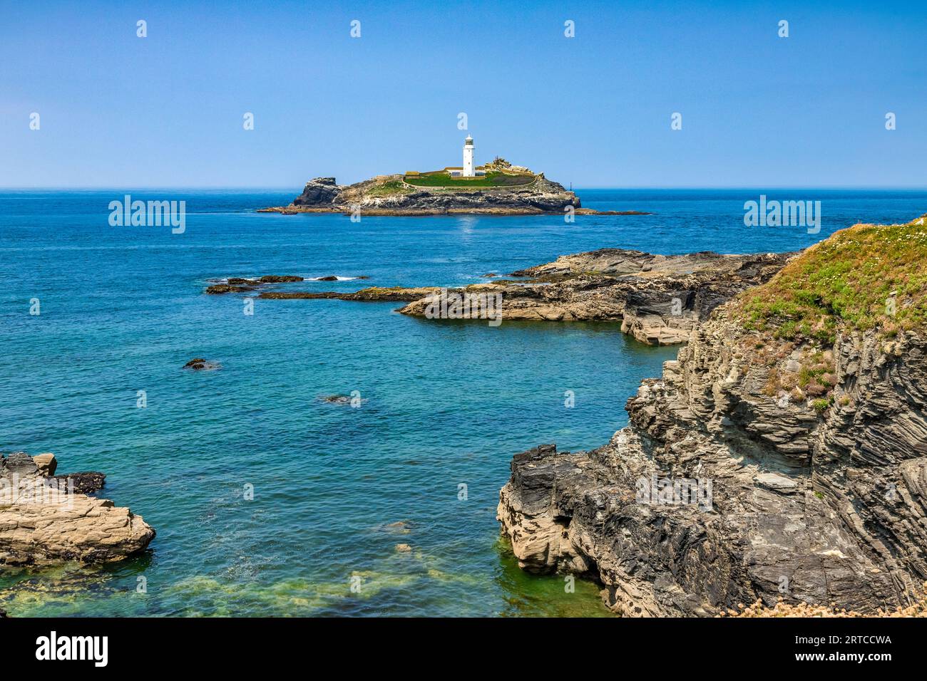 Godrevy Lighthouse, in der Nähe von St. Ives, Cornwall, Großbritannien, an einem hellen Sommertag. Stockfoto