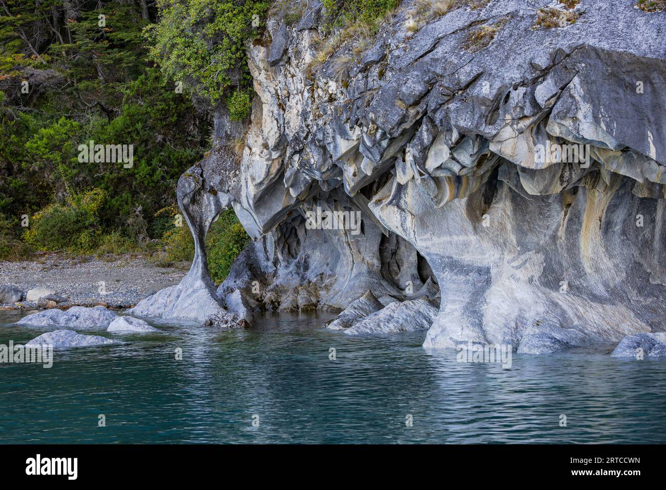 Säulen und Formen der malerischen Marmorhöhlen Cuevas de Marmol im klaren Wasser des Lago General Carrera, Chile Stockfoto