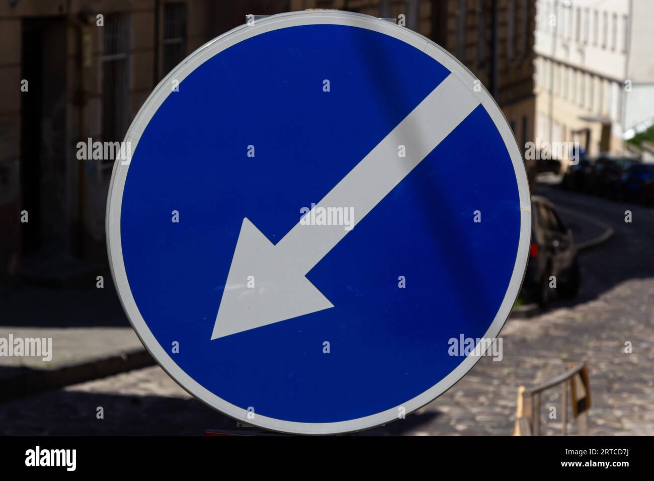 Hinweisschilder: Fahren Sie in Richtung des Verkehrsschilds mit dem linken Pfeil. Stockfoto