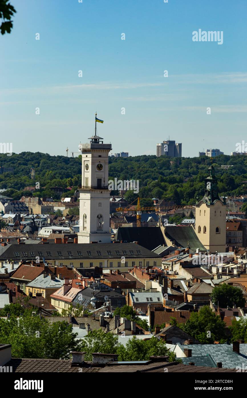 Das historische Stadtzentrum von Lviv, alte Häuser in der Altstadt, Turm des Rathauses auf dem Marktplatz. Lvov, Ukraine. Stockfoto
