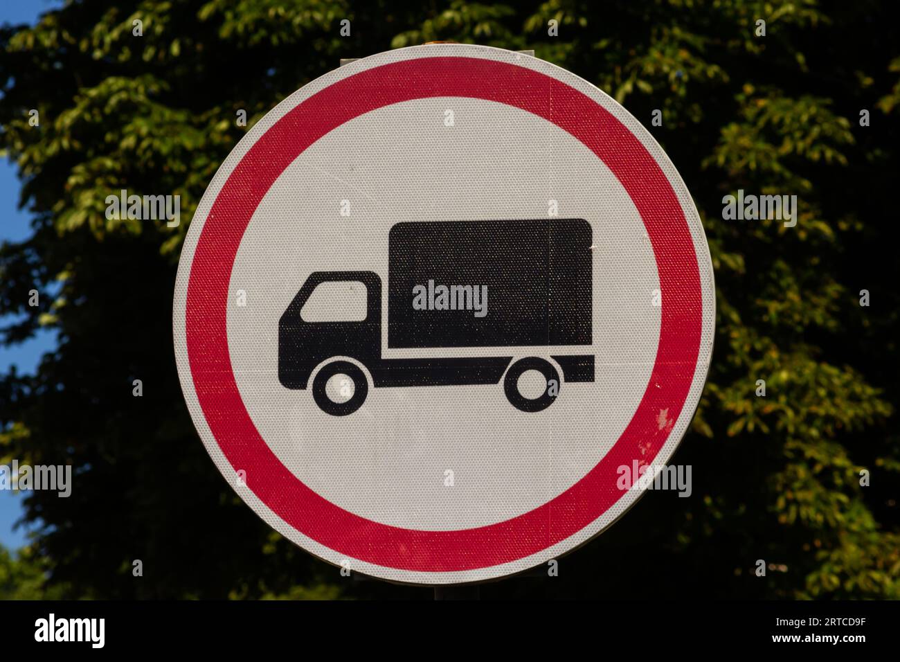 Verkehrs- und Straßenschild kein Lkw verboten. Stockfoto