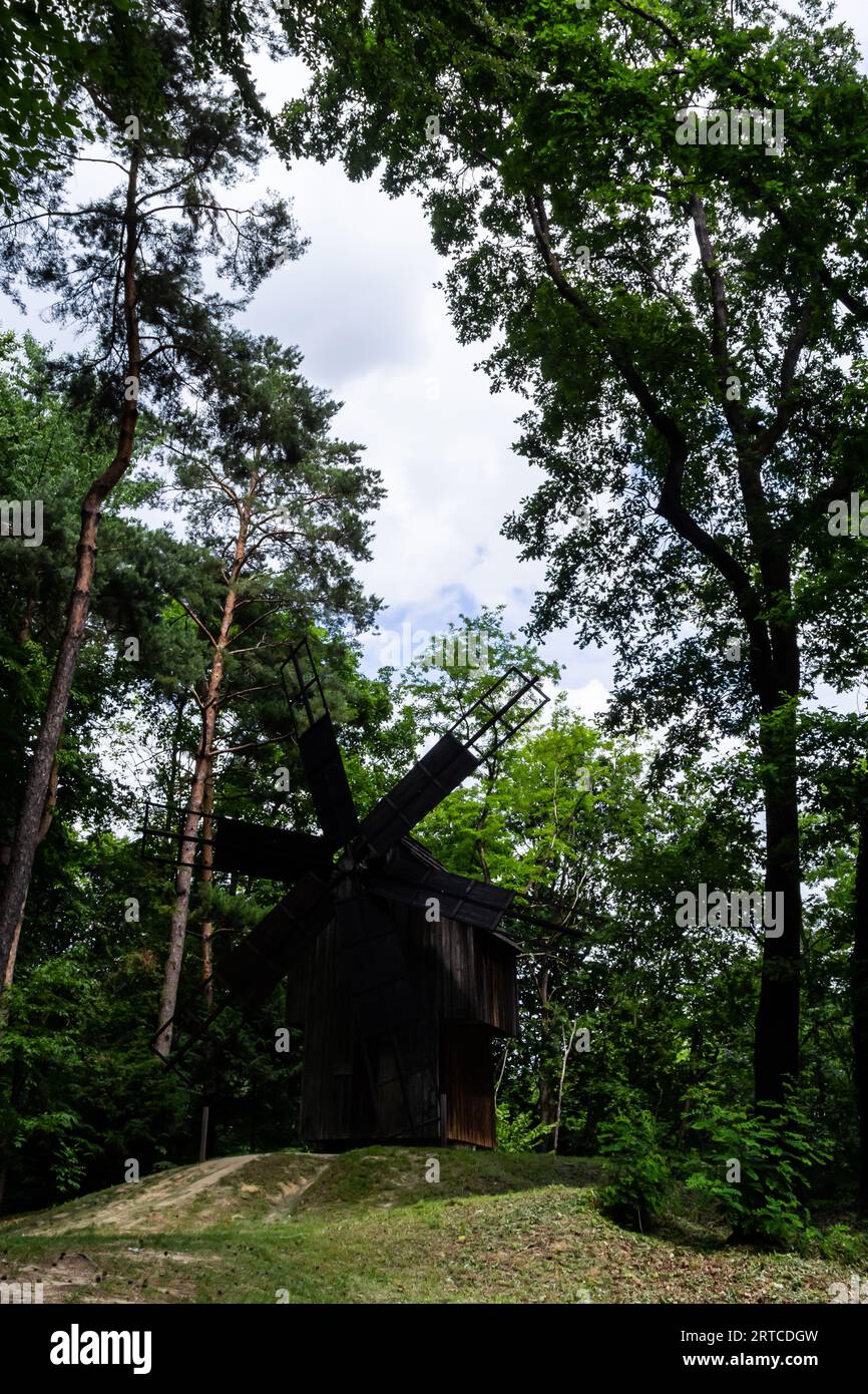 Eine alte Holzmühle in einem ukrainischen Dorf. Historisches Gebäude im Wald aus der Nähe. Stockfoto