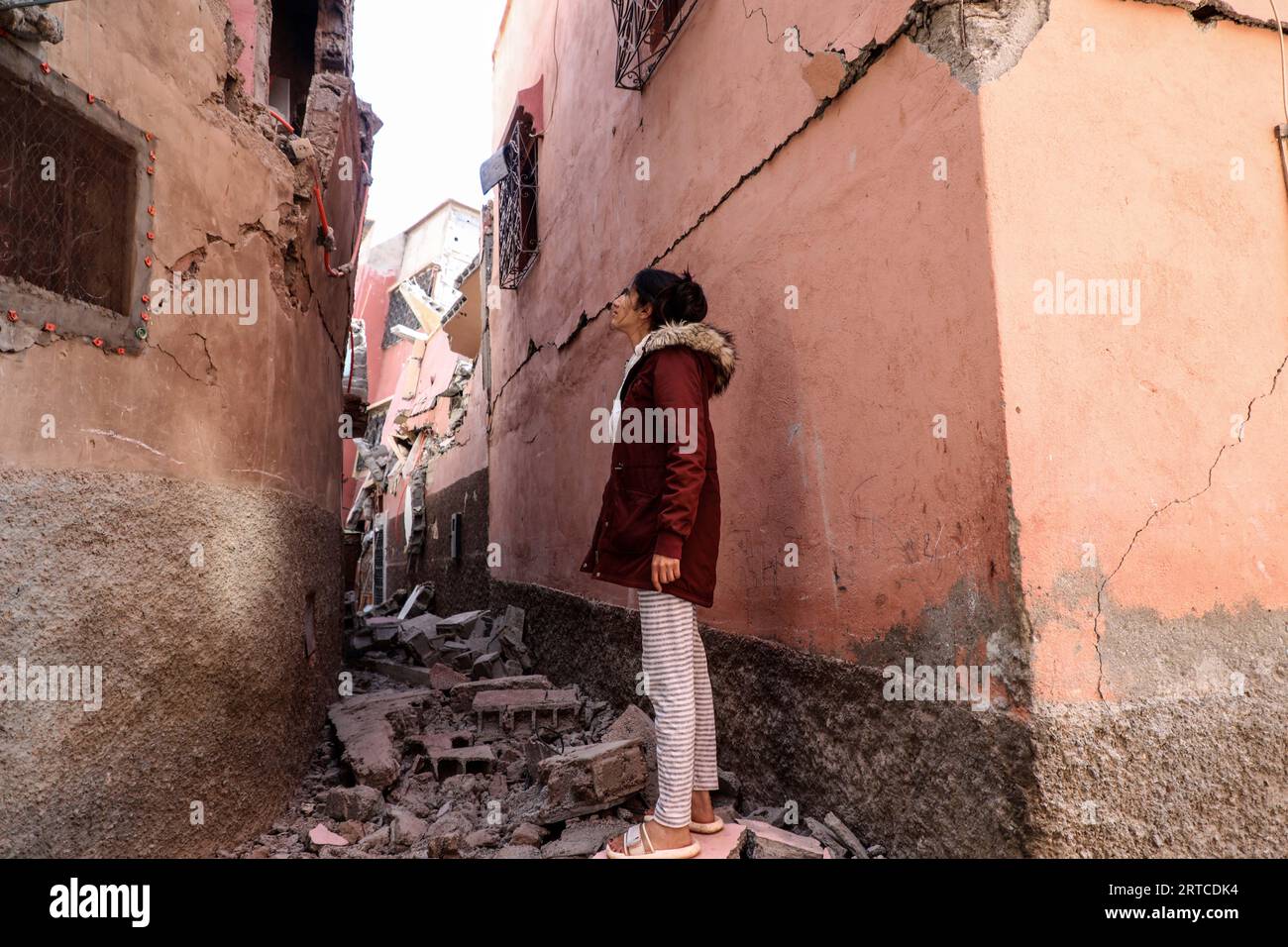 Al Haouz, Marokko. September 2023. Mariem, 27 Jahre alt, inspiziert ihr beschädigtes Haus in Asni Town nach dem starken Erdbeben, das Marokko am späten Freitag heimsuchte. Quelle: Khaled Nasraoui/dpa/Alamy Live News Stockfoto