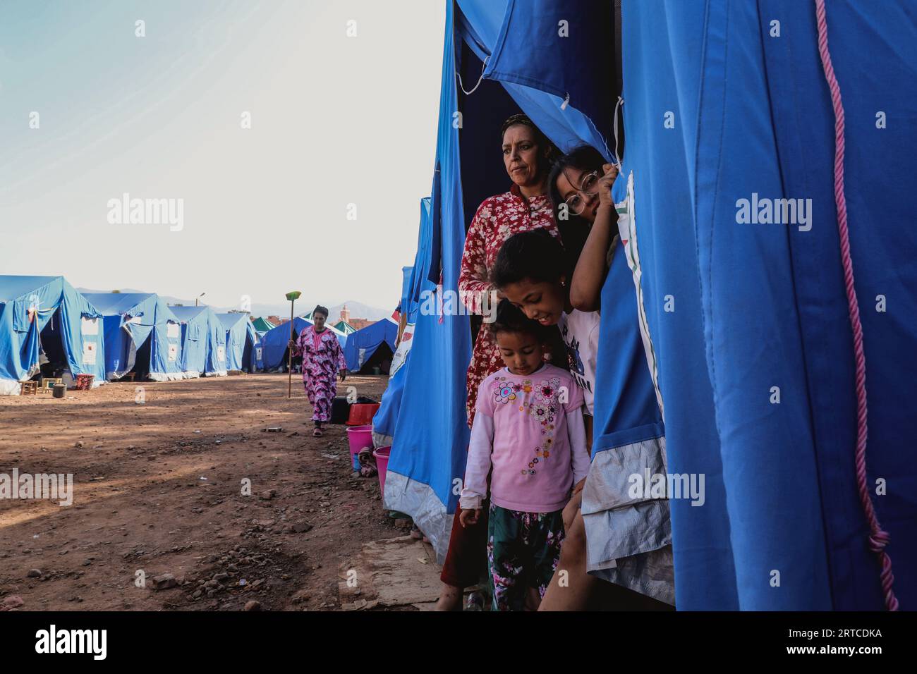 Al Haouz, Marokko. September 2023. Samira, 47 Jahre alt, wohnt mit ihren Kindern in einem provisorischen marokkanischen Katastrophenschutzlager, das für die Opfer nach dem starken Erdbeben in Marokko am späten Freitag eingerichtet wurde. Quelle: Khaled Nasraoui/dpa/Alamy Live News Stockfoto