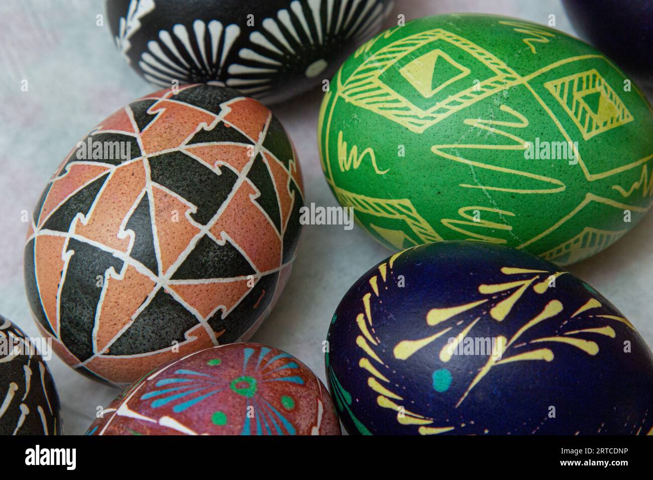 Frohe Ostern.Bunte Hand bemalt verzierten Ostereier. Handgemachte Ostern Handwerk.Frühling Dekoration Hintergrund. DIY Festliche traditionelle Symbole.Urlaub Stockfoto