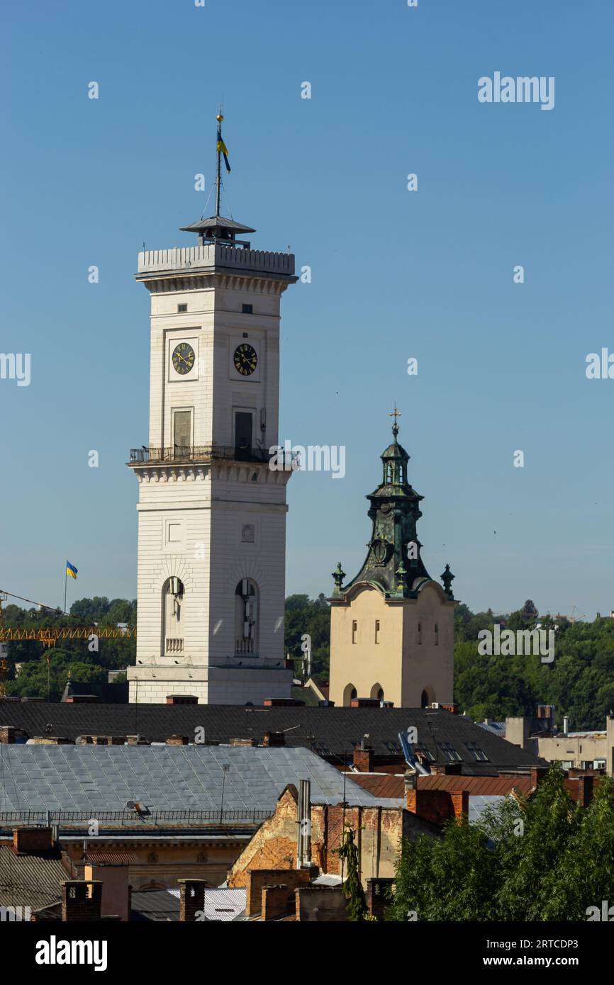 Das historische Stadtzentrum von Lviv, alte Häuser in der Altstadt, Turm des Rathauses auf dem Marktplatz. Lvov, Ukraine. Stockfoto