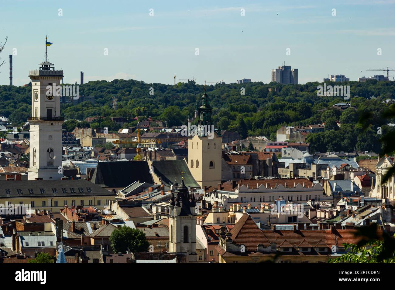 Das historische Stadtzentrum von Lviv, alte Häuser in der Altstadt, Turm des Rathauses auf dem Marktplatz. Lvov, Ukraine. Stockfoto
