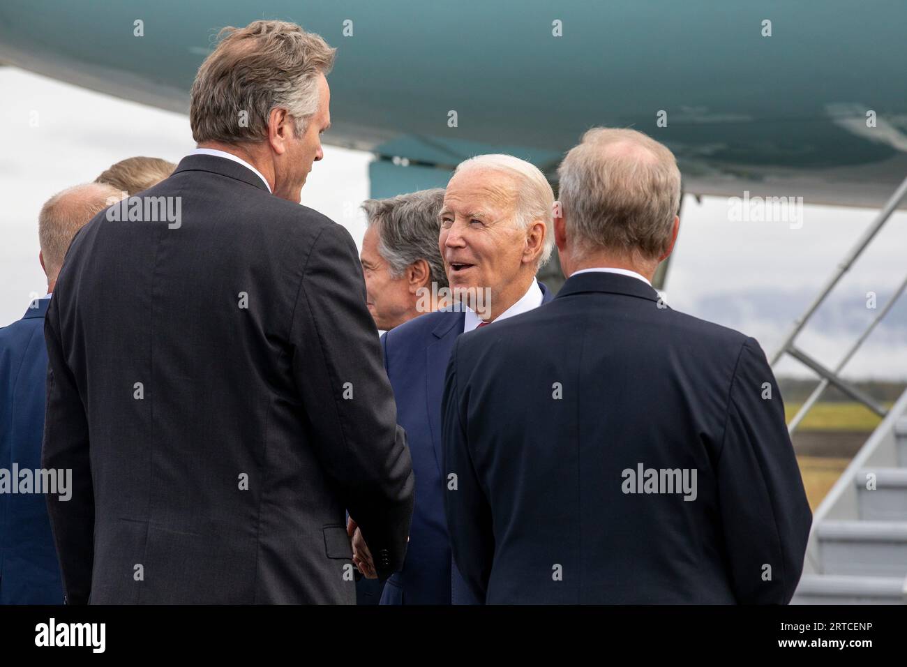 Anchorage, Vereinigte Staaten Von Amerika. September 2023. Anchorage, Vereinigte Staaten von Amerika. 11. September 2023. US-Präsident Joe Biden, rechts, wird vom Gouverneur von Alaska, Mike Dunleavy, links, begrüßt, als er an den 22. Jahrestag der Terroranschläge auf die Joint Base Elmendorf-Richardson, 11. September 2023 in Anchorage, Alaska, erinnert. Kredit: Cpt. Molly Treece/USA Army/Alamy Live News Stockfoto
