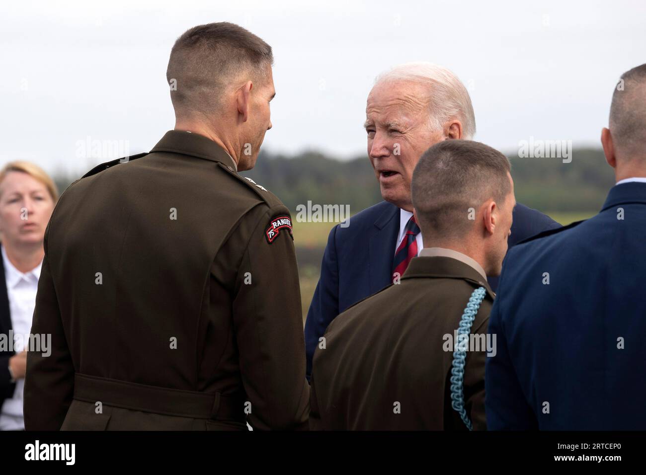 Anchorage, Vereinigte Staaten Von Amerika. September 2023. Anchorage, Vereinigte Staaten von Amerika. 11. September 2023. US-Präsident Joe Biden, rechts, wird vom US-Generalmajor Brian Eifler, Kommandeur der 11th Airborne Division, bei der Ankunft begrüßt, um an den 22. Jahrestag der Terroranschläge von 9/11 auf der Joint Base Elmendorf-Richardson, 11. September 2023 in Anchorage, Alaska, zu erinnern. Kredit: Alejandro Peña/USA Air Force Photo/Alamy Live News Stockfoto