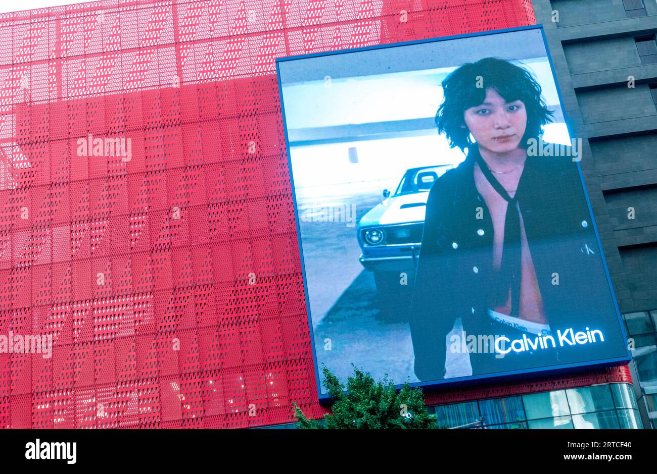Jungkook (BTS), 12. September 2023: Ein Video für die Calvin Klein Herbst 2023 Campaign mit Jungkook wird auf einer LED-Platine in Seoul, Südkorea gesehen. Quelle: Lee Jae-Won/AFLO/Alamy Live News Stockfoto