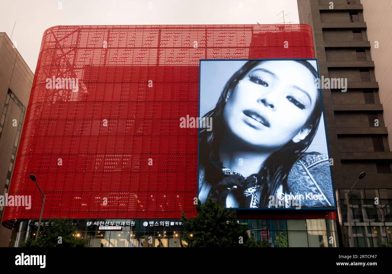 Jennie (Blackpink), 12. September 2023: Ein Video für Calvin Klein Herbst 2023 Campaign mit Jennie wird auf einer LED-Platine in Seoul, Südkorea gesehen. Quelle: Lee Jae-Won/AFLO/Alamy Live News Stockfoto