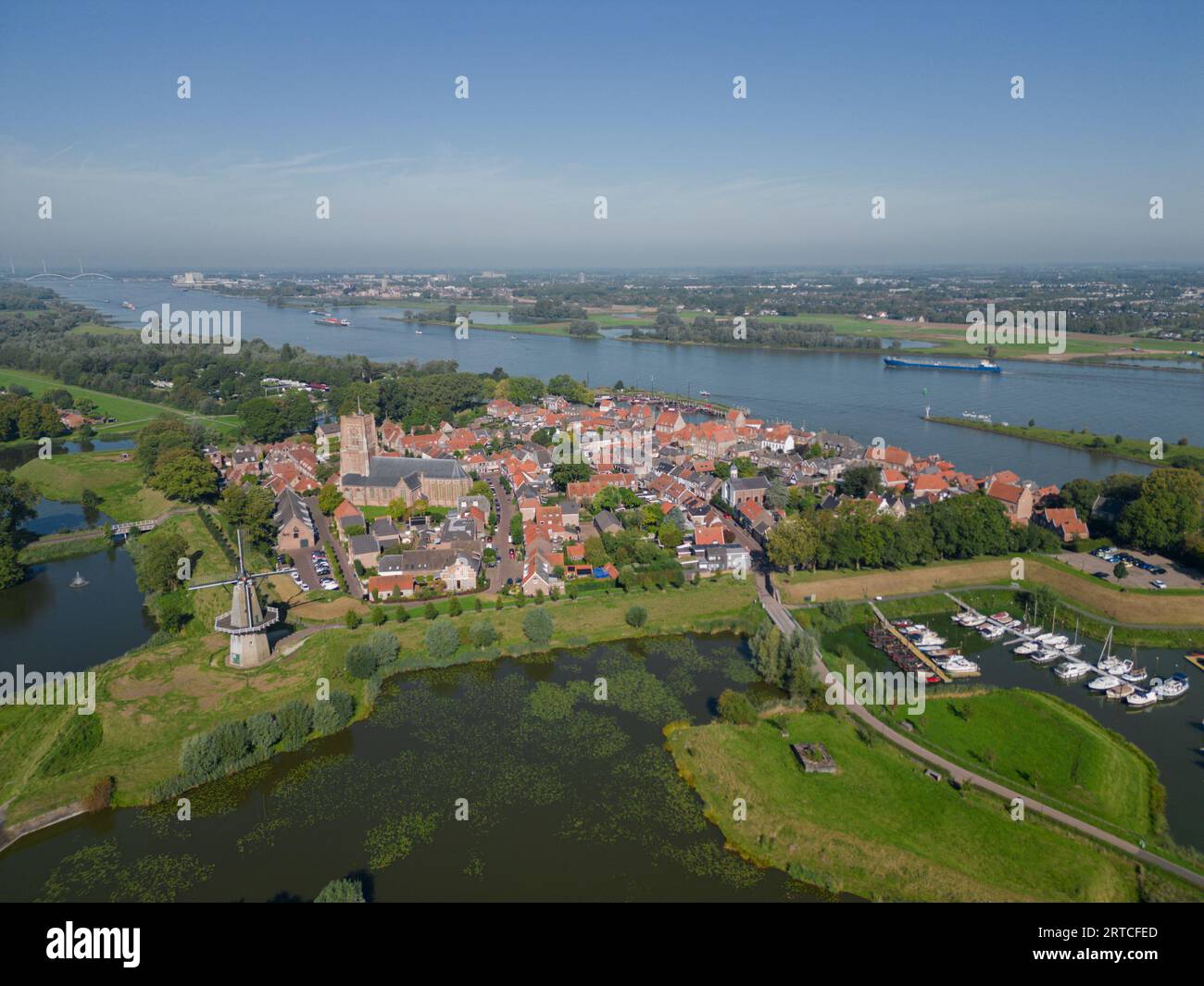 Aus der Luft von der historischen Stadt Woudrichem am Fluss Merwede in den Niederlanden. Stockfoto