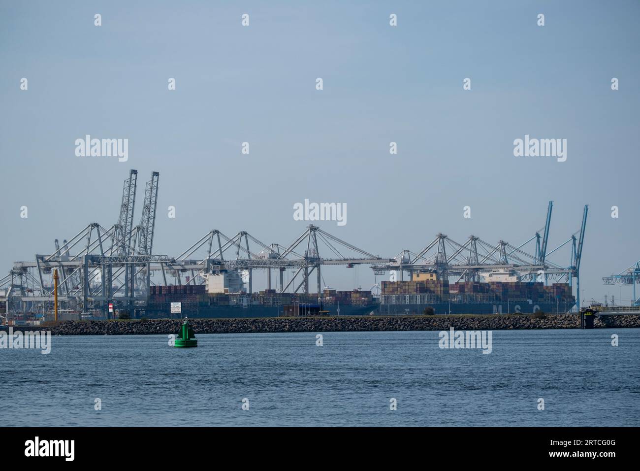 ROTTERDAM, NIEDERLANDE - Maasvlakte, Rotterdam, Niederlande - Hafen Rotterdam Maasflakte Schiffshafen Industriehafen. Stockfoto