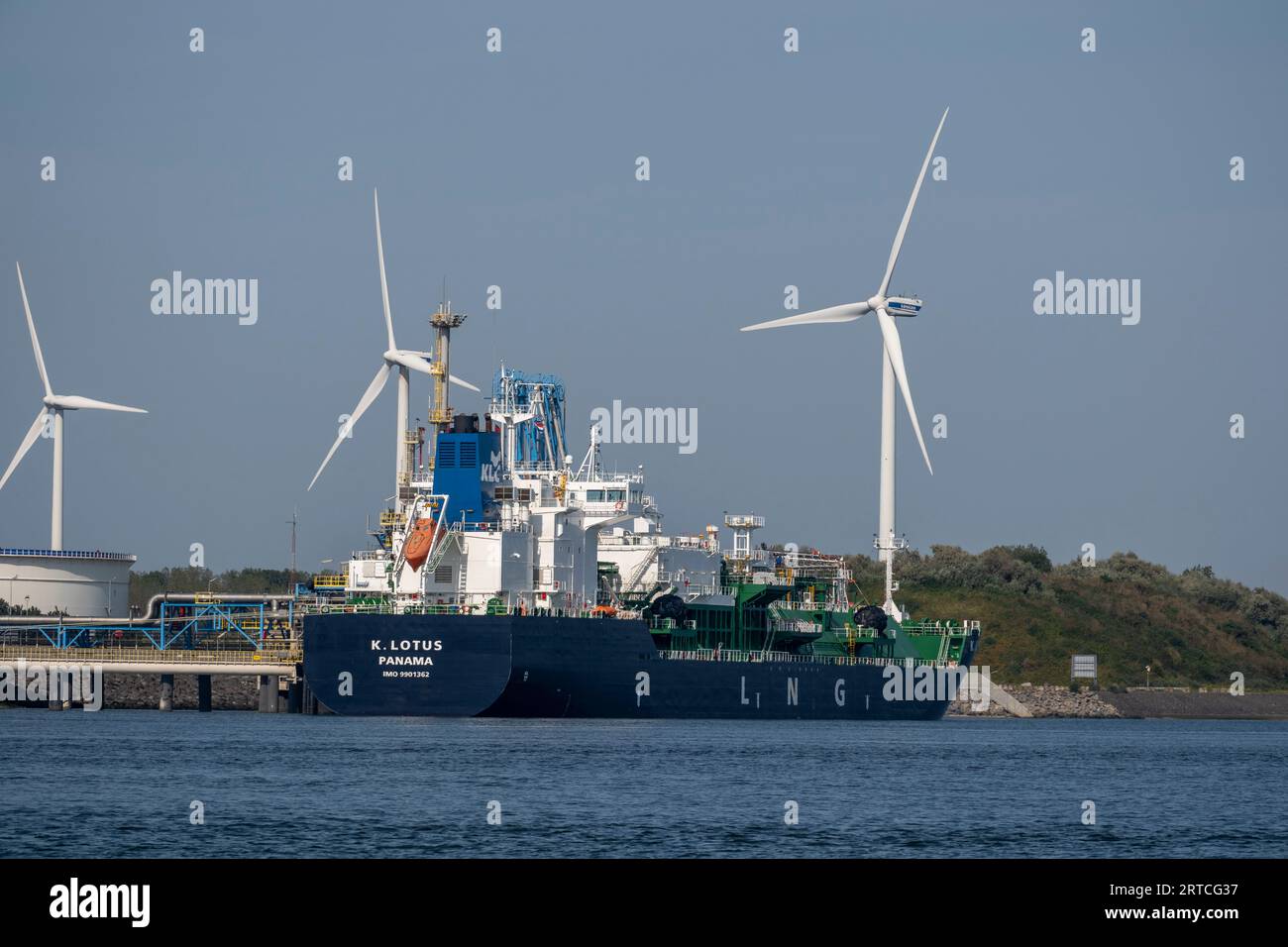 Großes LNG-Tankschiff in einem Hafen an einem klaren Sommertag. Hafen von Rotterdam, Niederlande. Stockfoto