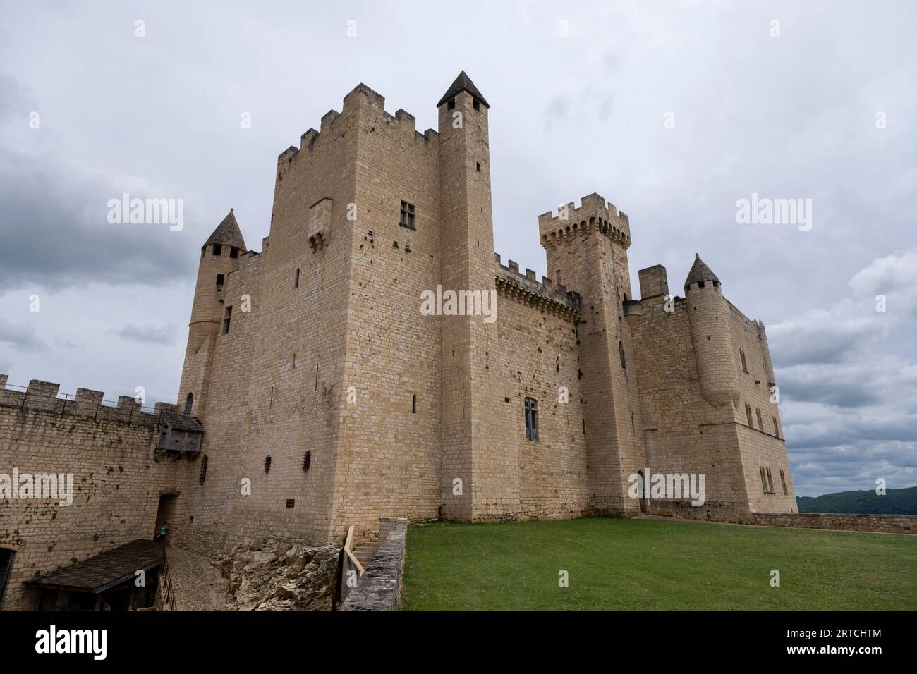 Der Donjon von Château de Beynac, mittelalterliche Burg gegen blauen Himmel in Beynac-et-Cazenac, Dordogne, Nouvelle-Aquitaine, Südwestfrankreich. Richard der L Stockfoto