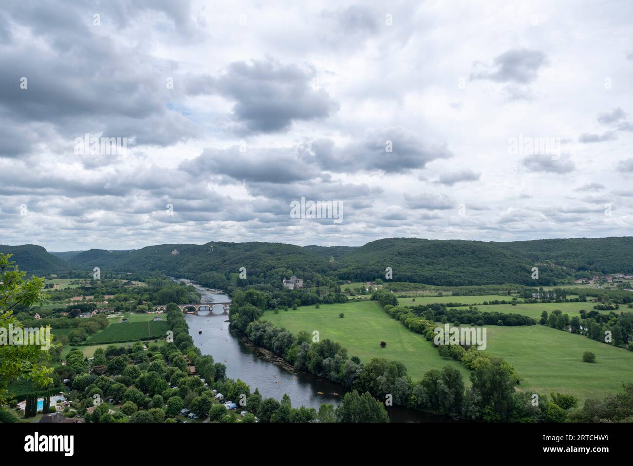 Panoramablick auf den Fluss Dordogne und die Landschaft in Frankreich. Stockfoto