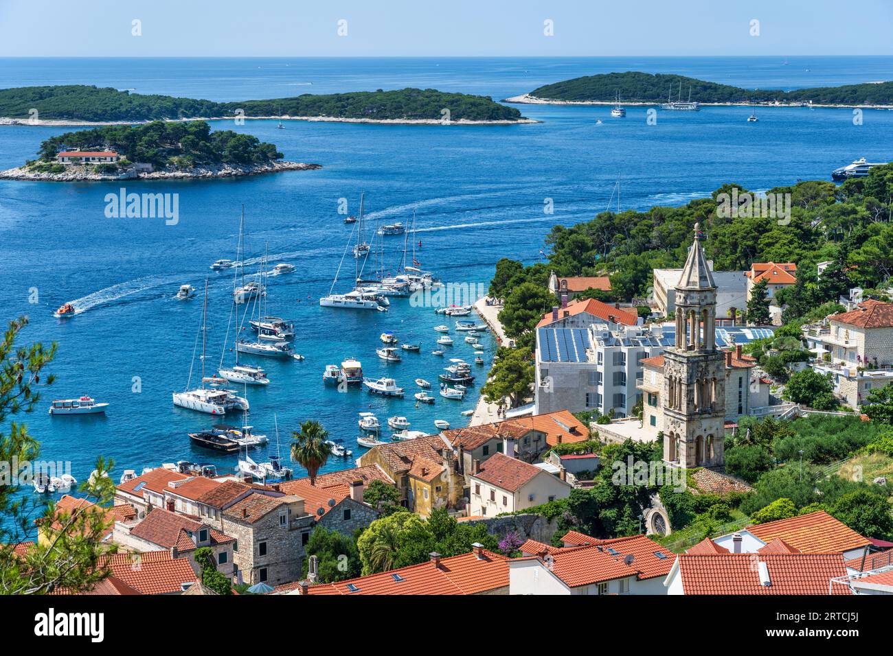 Luftaufnahme von Booten, die im Hafen von Hvar Town (Grad Hvar) auf der Insel Hvar an der dalmatinischen Küste von Kroatien ankern Stockfoto