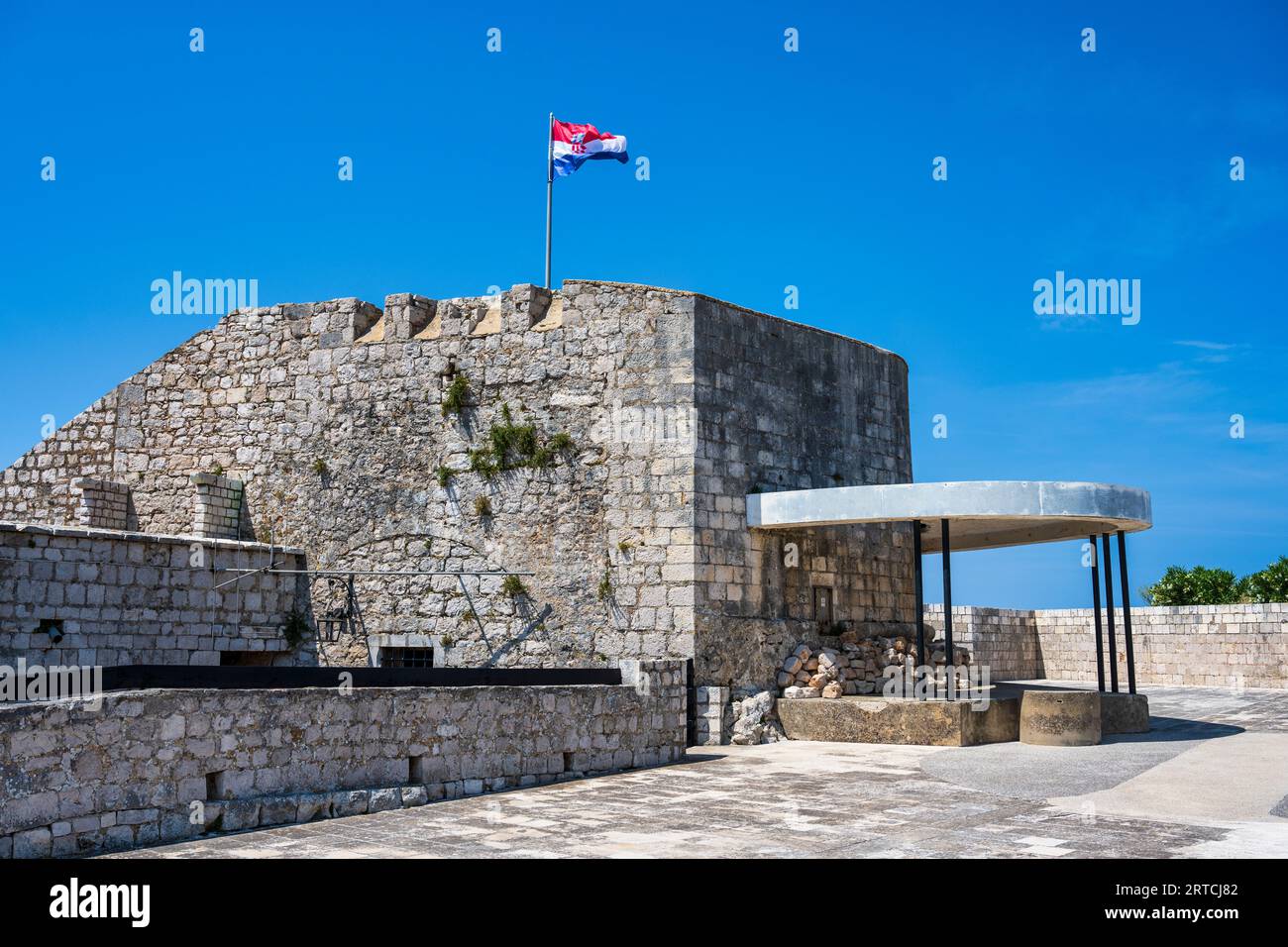 Festungsanlage der spanischen Festung, auf dem Hügel oberhalb von Hvar Town (Grad Hvar) auf der Insel Hvar an der dalmatinischen Küste Kroatiens Stockfoto