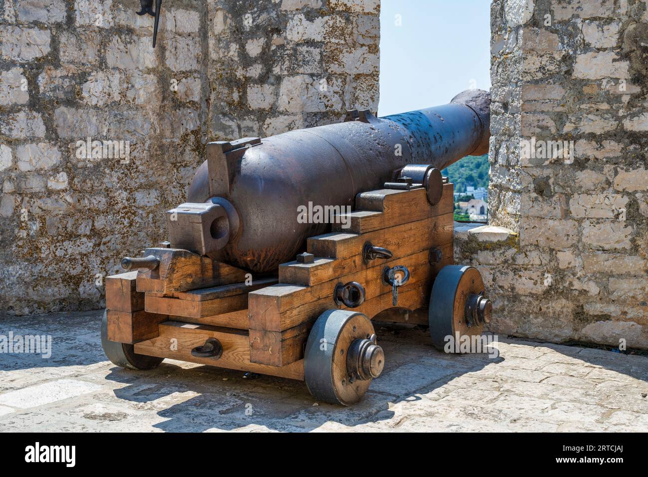 Alter Kanon innerhalb der spanischen Festung auf dem Hügel oberhalb von Hvar (Grad Hvar) auf der Insel Hvar an der dalmatinischen Küste von Kroatien Stockfoto