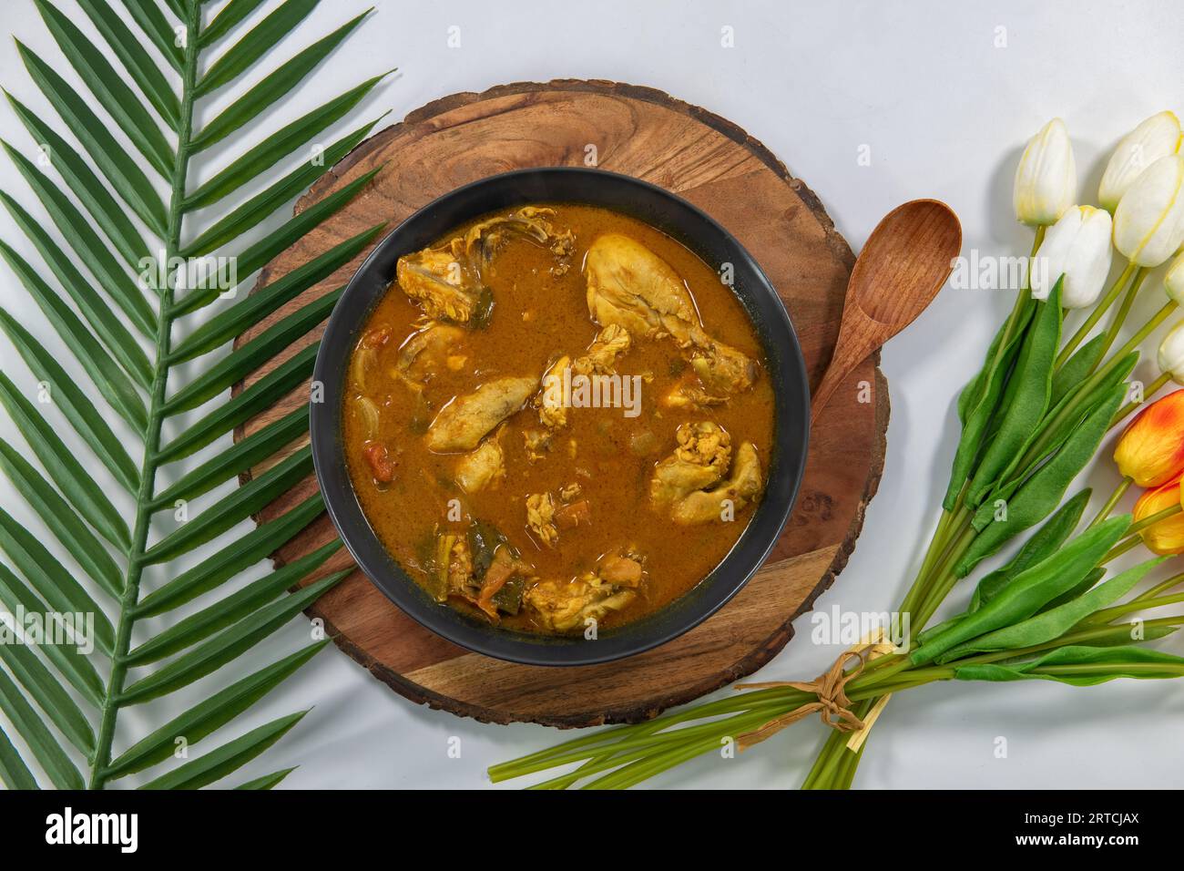 Hühnercurry oder Masala oder Landhuhn Kuzhambu Tamilnadu Stil, Hühnercurry mit frittiertem Kokosöl auf traditionelle Weise und dekoriert. Stockfoto