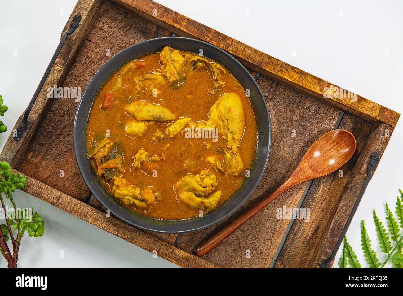 Hühnercurry oder Masala oder Landhuhn Kuzhambu Tamilnadu Stil, Hühnercurry mit frittiertem Kokosöl auf traditionelle Weise und dekoriert. Stockfoto