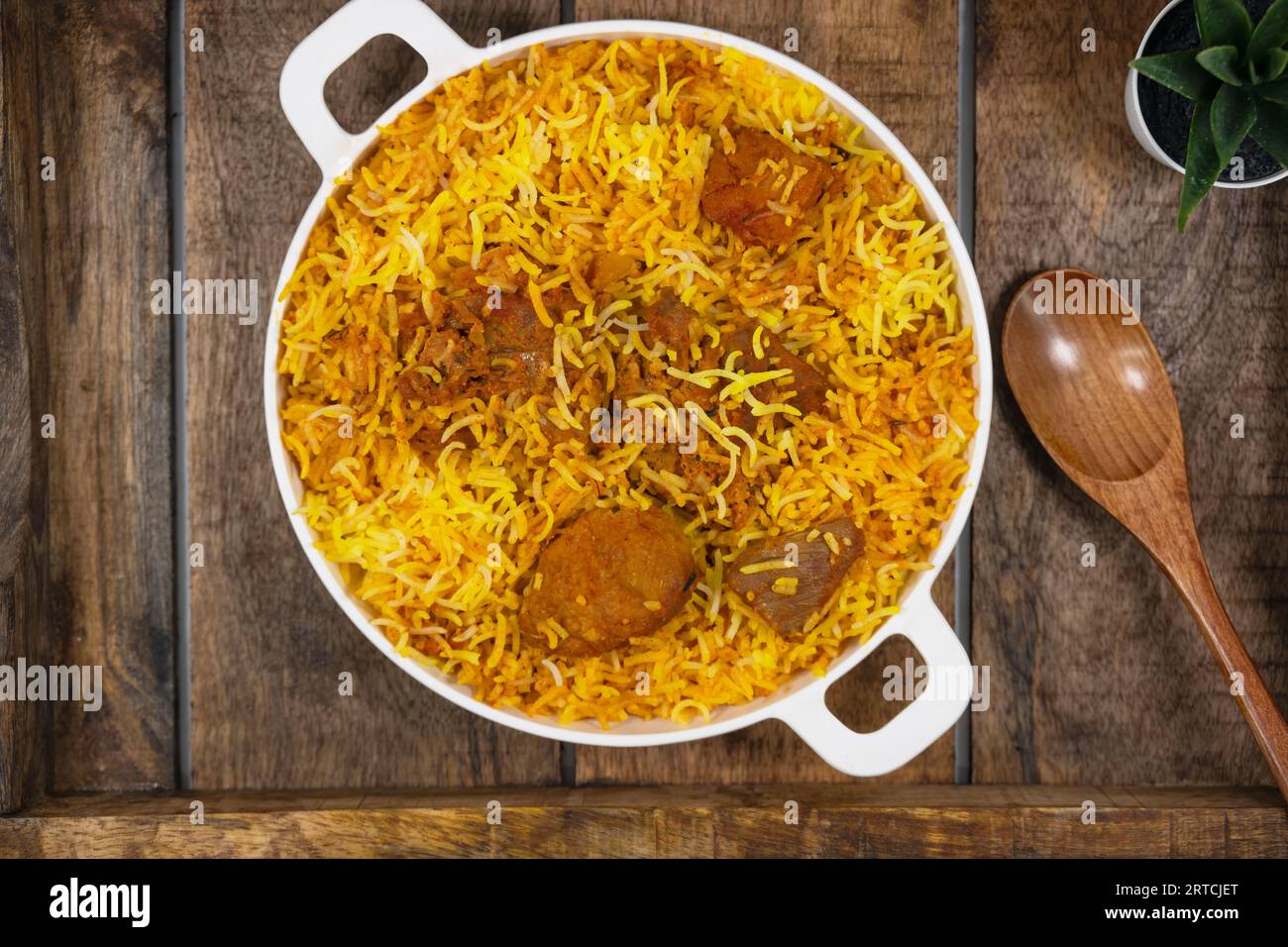 Dum Handi mutton Biryani oder Special Handi Biryani in einem isolierten Hintergrund. Traditionelles Lamm oder Hammel Biriyani. Auch Hyderabadi dum biryani genannt. Stockfoto
