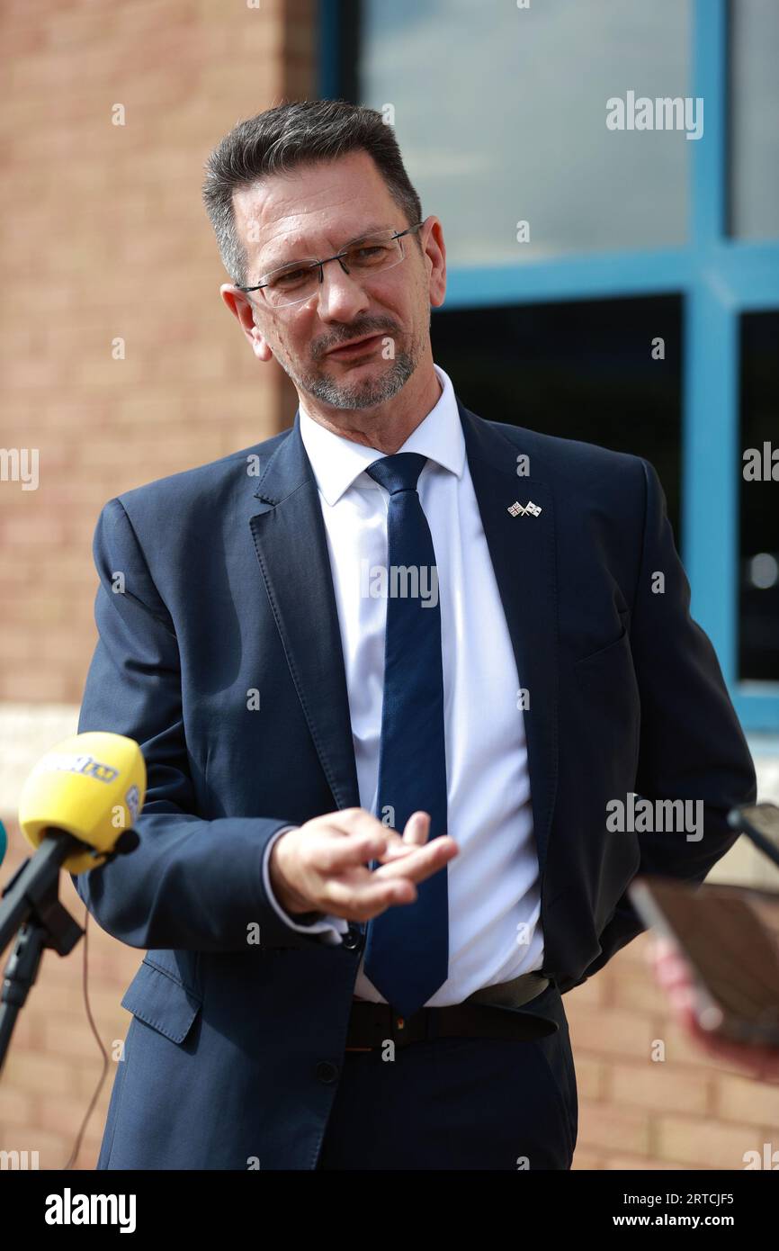 Steve Baker, britischer Staatsminister für Nordirland, wurde während einer Pressekonferenz während der offiziellen Eröffnung der Demonstrationsanlage von Ionic Technologies in Belfast zu den aktuellen Entwicklungen bei der Inbetriebnahme der nordirischen Exekutive befragt. Stockfoto