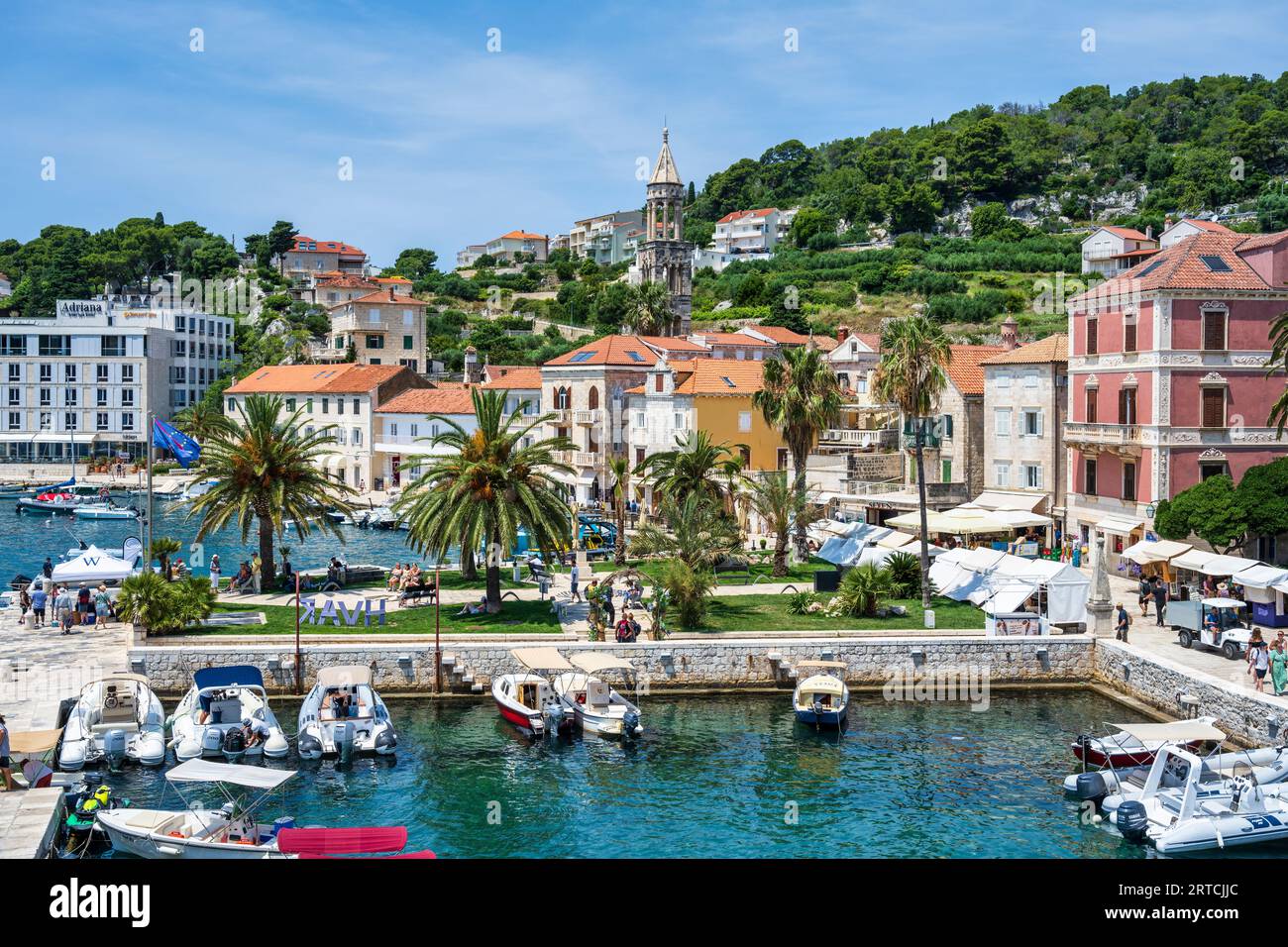 Erhöhter Blick auf Boote, die im kleinen Yachthafen im Hafengebiet von Hvar Town (Grad Hvar) auf der Insel Hvar an der dalmatinischen Küste von Kroatien vertäut sind Stockfoto