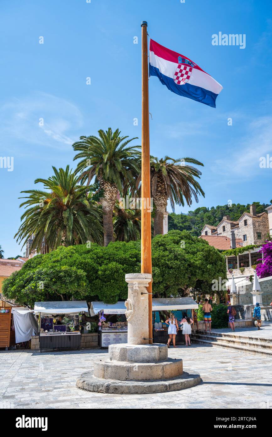 Säule (Stupac Štandarac) und Fahnenmast außerhalb der venezianischen Loggia (Loda) in der Stadt Hvar (Grad Hvar) auf der Insel Hvar an der dalmatinischen Küste Kroatiens Stockfoto