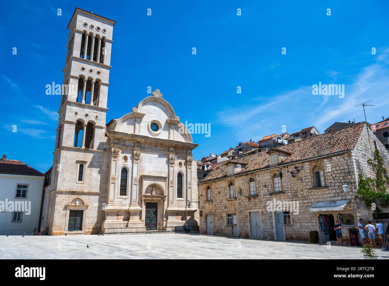Blick auf die Stephansdom auf der Ostseite des Hauptplatzes der Stadt Hvar (Grad Hvar) auf der Insel Hvar an der dalmatinischen Küste Kroatiens Stockfoto