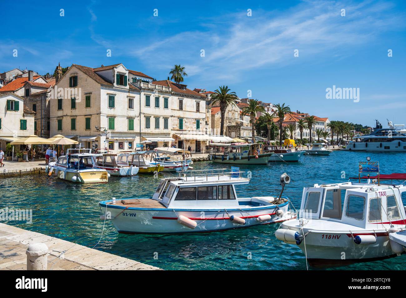 Boote in Riva Uferpromenade in Hvar Stadt (Grad Hvar) auf der Insel Hvar an der dalmatinischen Küste von Kroatien Stockfoto