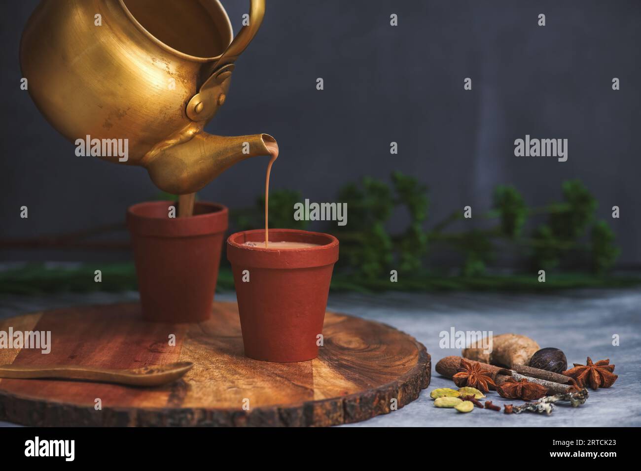 Kräutertee wird in Erdbechern, bekannt als Kulhad, ausgegossen. Lokal Kulhad Chai genannt oder schneiden Chai oder Masala Chai oder Matka Tee. Stockfoto