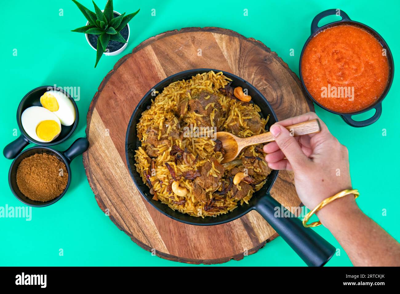 Dum Handi Chicken Biryani wird in einem Erdtopf oder Tontopf namens Haandi zubereitet. Beliebtes indisches, nicht vegetarisches Essen. Chicken dum Biryani mit gekochtem Ei Stockfoto