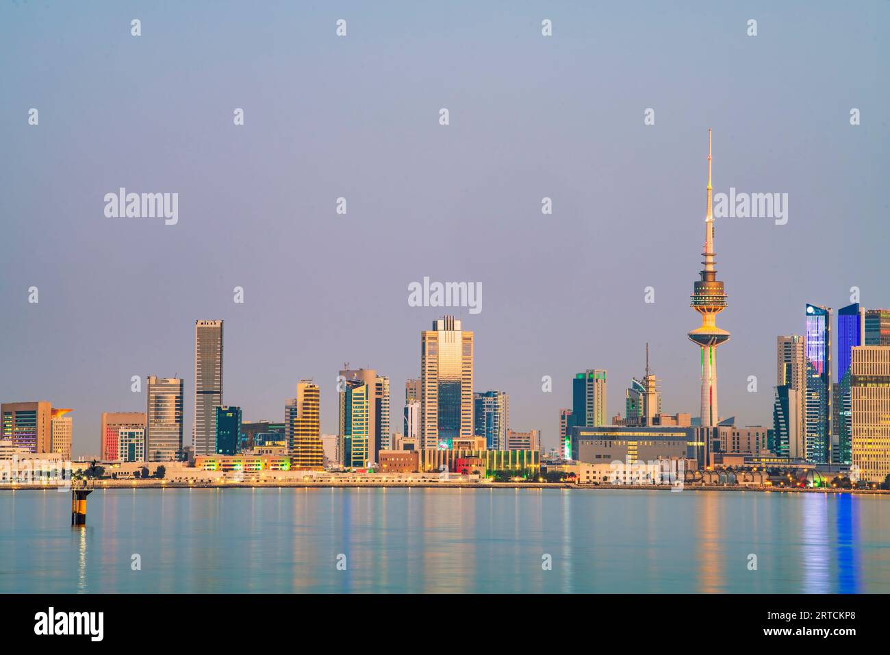 Kuwait Sheikh Jaber Al-Ahmad Al-Sabah Causeway am Abend nach Sonnenuntergang. Kuwait Sea Bridge am Abend. Stockfoto