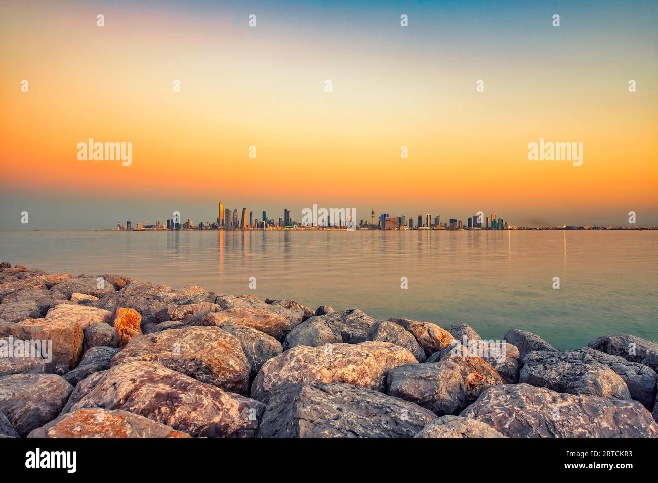 Blick auf die Skyline von Kuwait vom Strand aus während der Nationalfeiertage. Kuwait National Tageslichter auf dem Gebäude und Kuwait Flagge Lichter während der Nacht Stockfoto
