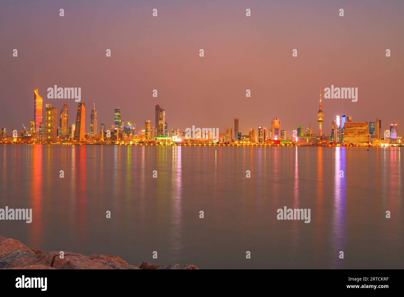 Kuwait Sheikh Jaber Al-Ahmad Al-Sabah Causeway am Abend nach Sonnenuntergang. Kuwait Sea Bridge am Abend. Stockfoto