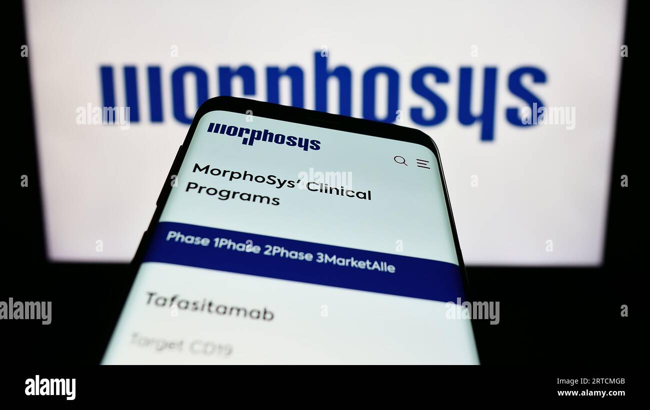 Mobiltelefon mit Website des deutschen biopharmazeutischen Unternehmens MorphoSys AG auf dem Bildschirm vor dem Logo. Konzentrieren Sie sich auf die obere linke Ecke des Telefondisplays. Stockfoto