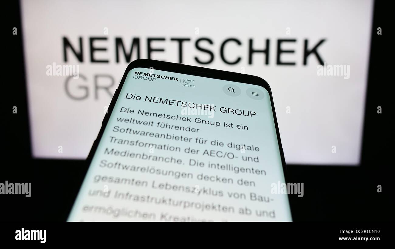 Mobiltelefon mit Webseite des deutschen Softwareunternehmens Nemetschek SE auf dem Bildschirm vor dem Firmenlogo. Konzentrieren Sie sich auf die obere linke Ecke des Telefondisplays. Stockfoto