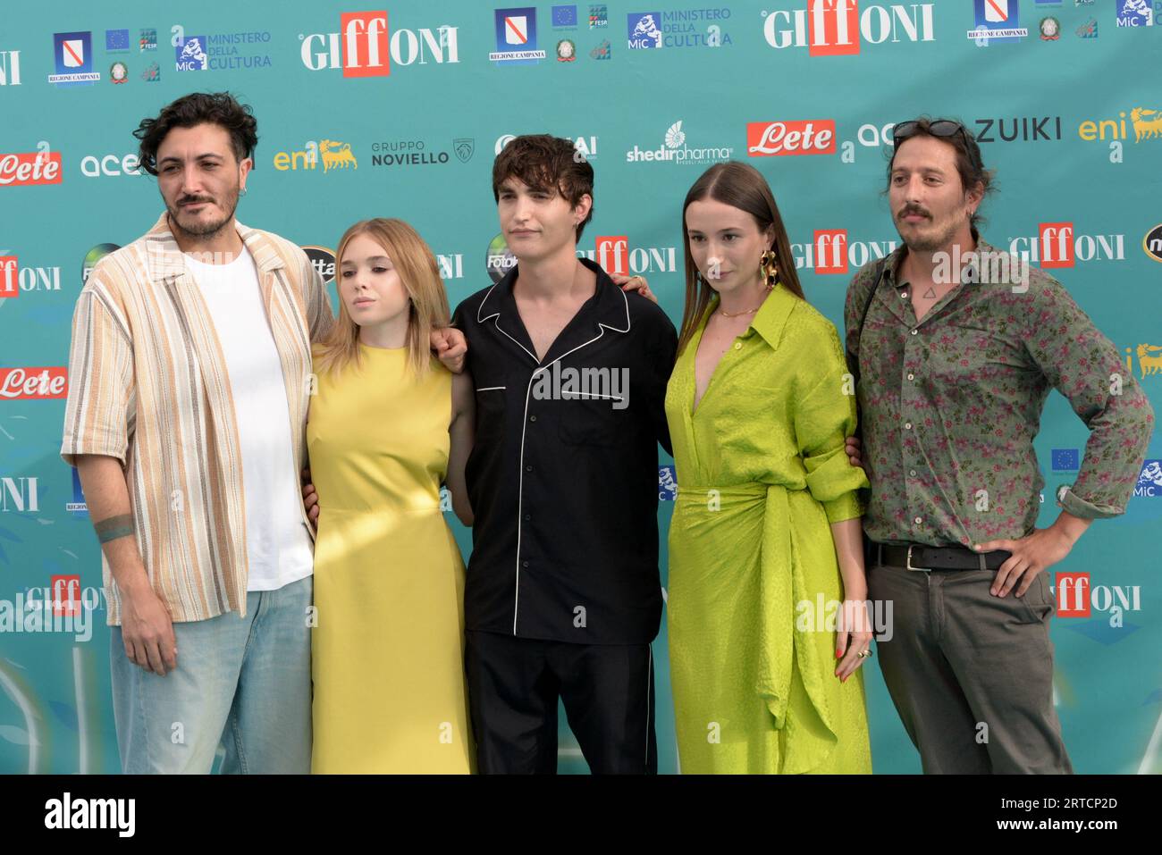 GIFFONI VALLE PIANA, ITALIEN - Juli 23,2023: Die Besetzung von 'Noi anni luce' Tiziano Russo, Carolina Sala, Rocco Fasano, Laila Al Habash und Vito Frangione Stockfoto