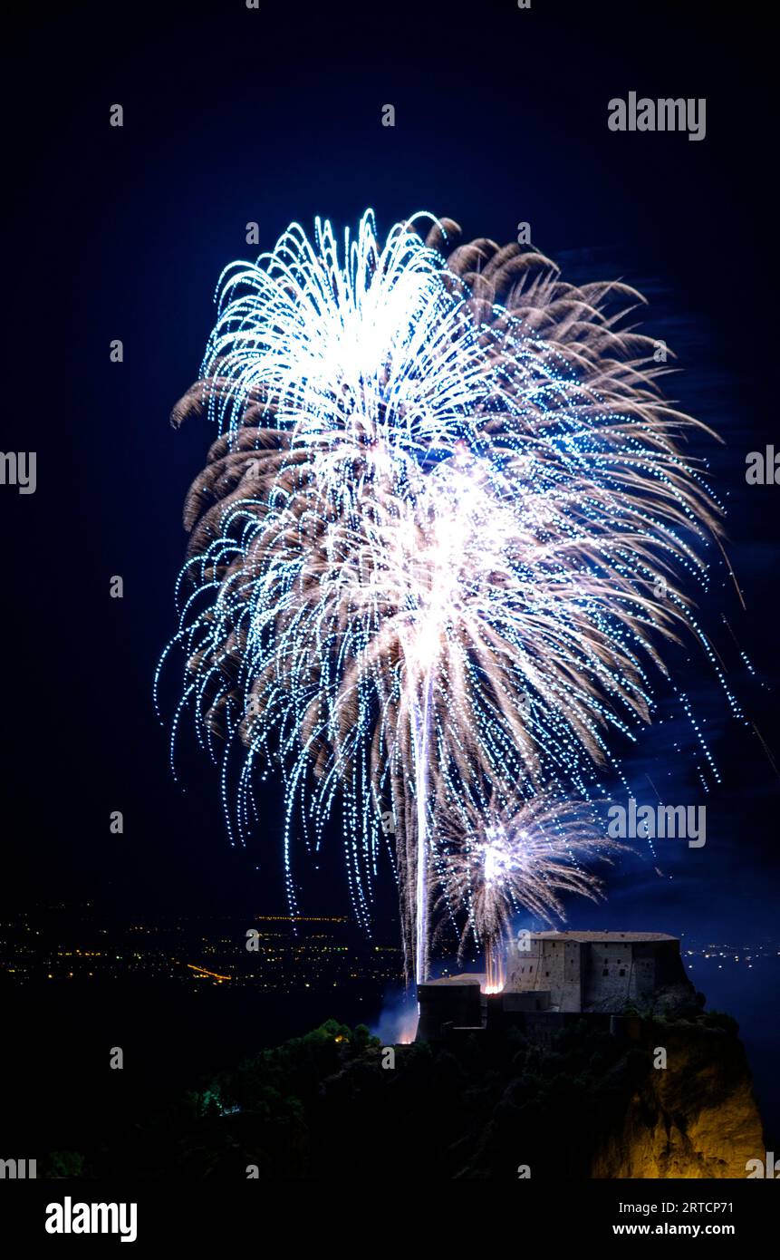 Spettacolo pirotecnico alla fortezza di San Leo Stockfoto